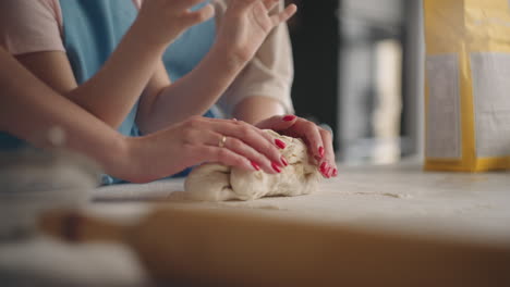 Kleines-Mädchen-Lernt-Kochen-Und-Knetet-Teig-Für-Kuchen-Oder-Brot.-Mutter-Hilft-Ihrer-Tochter-In-Nahaufnahme